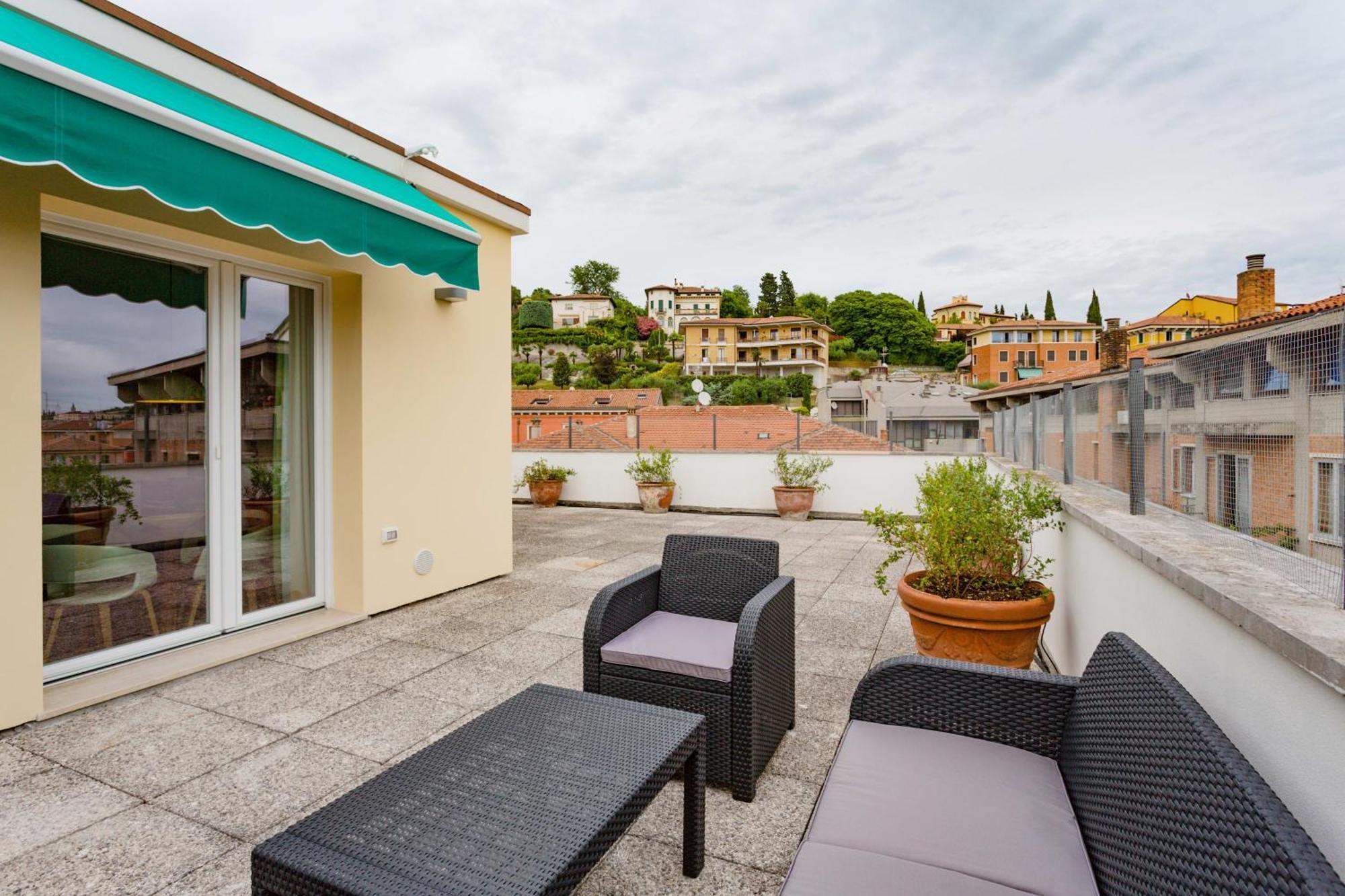 Amazing Flat With Big Terrace And Private Car Park Apartment เวโรนา ภายนอก รูปภาพ