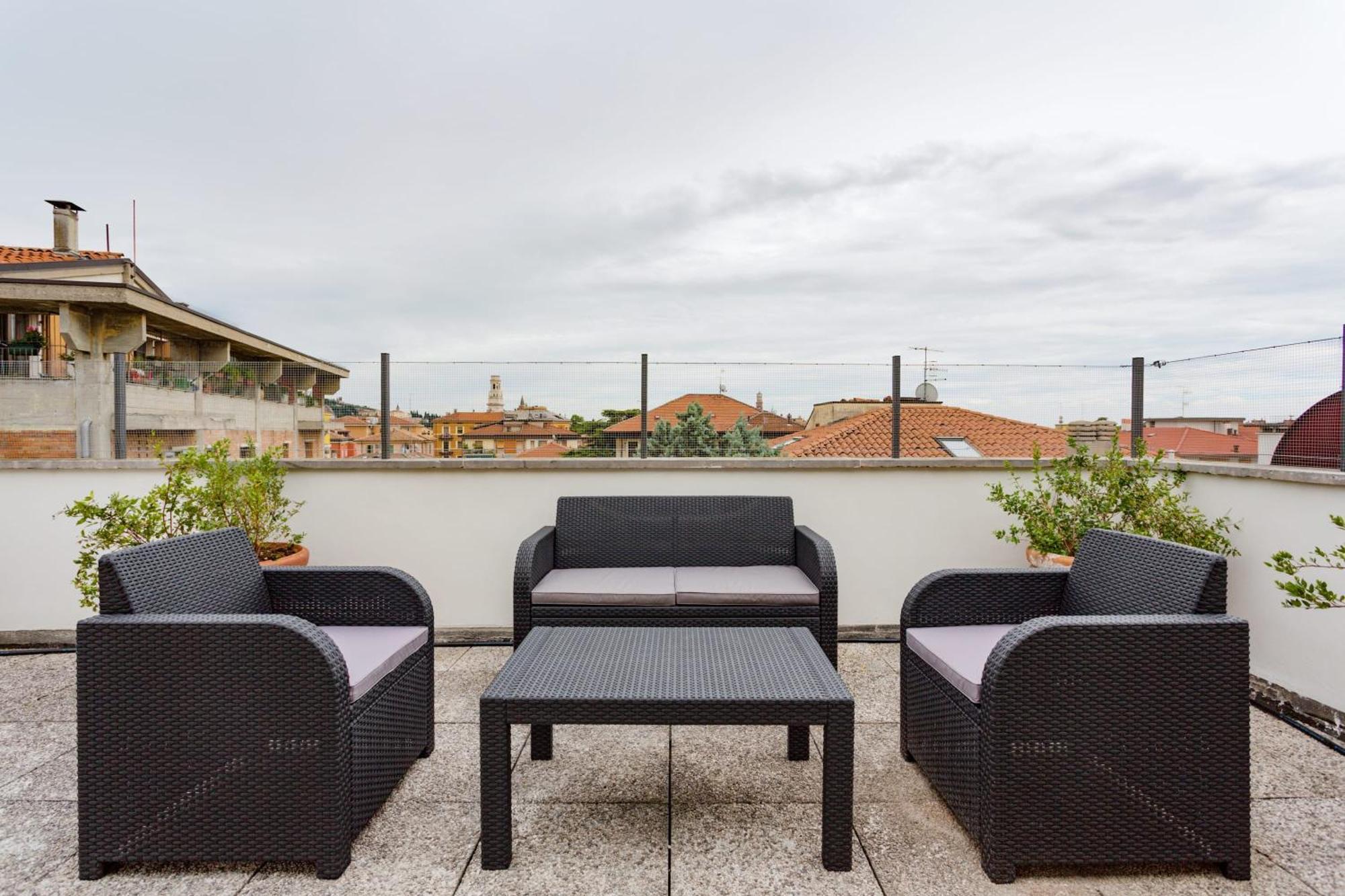 Amazing Flat With Big Terrace And Private Car Park Apartment เวโรนา ภายนอก รูปภาพ